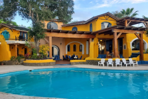 MANTARRAYA LODGE – Puerto Lopez Beach